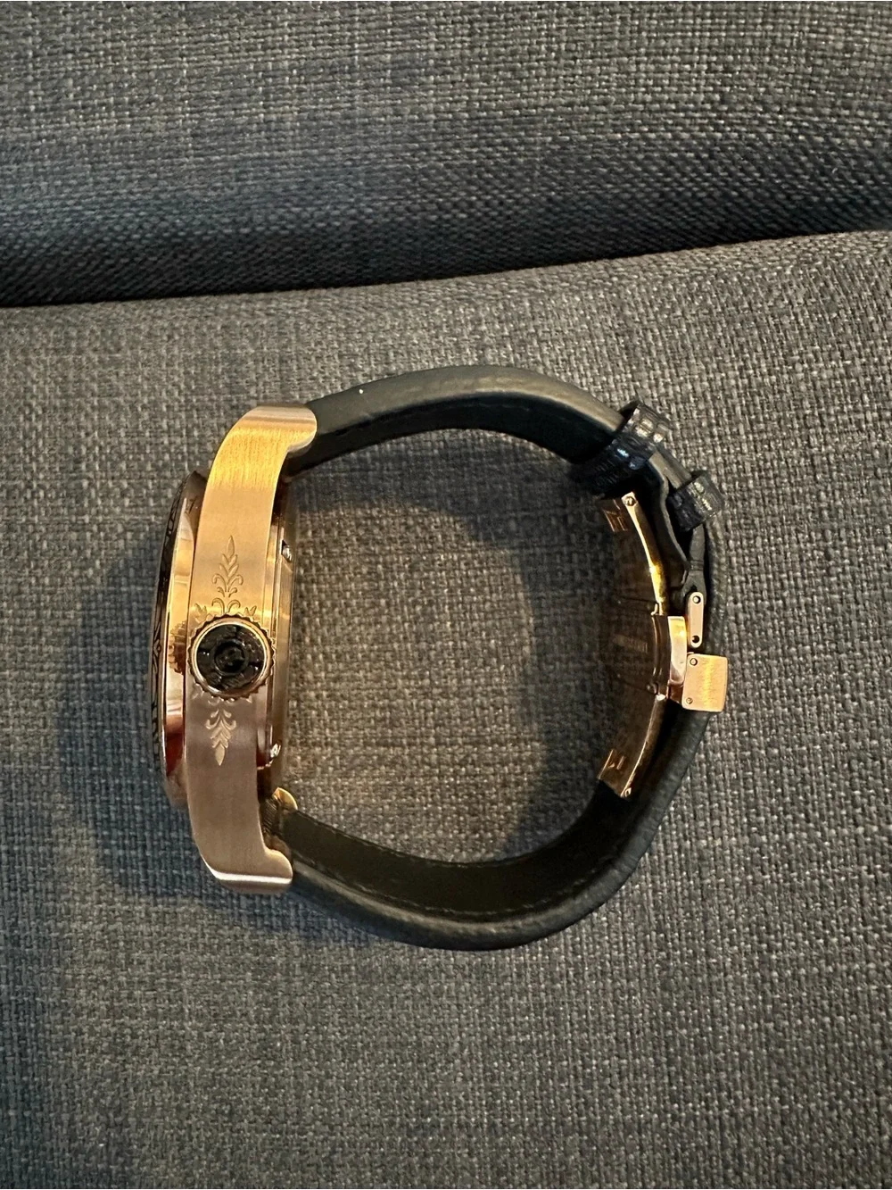 Bard’s whisper / Ornate Gold and Black Smartwatch with Decorative Dial